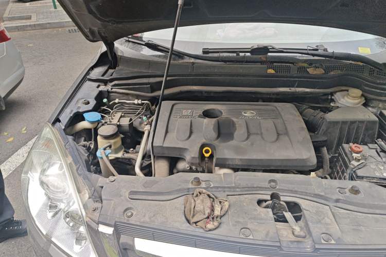 Used Haval H6 2011 Green Silence 2.0T Manual Two-Wheel Drive Elite Model Engine Bay Right