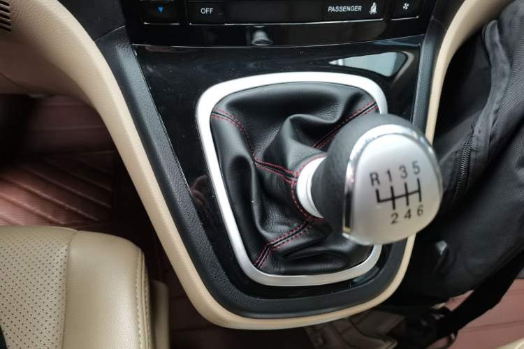 Used Haval H6 2011 Green Silence 2.0T Manual Two-Wheel Drive Elite Model Gear Lever