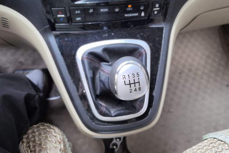 Used Haval H6 2011 Green Silence 2.0T Manual Two-Wheel Drive Urban Model Gear Lever