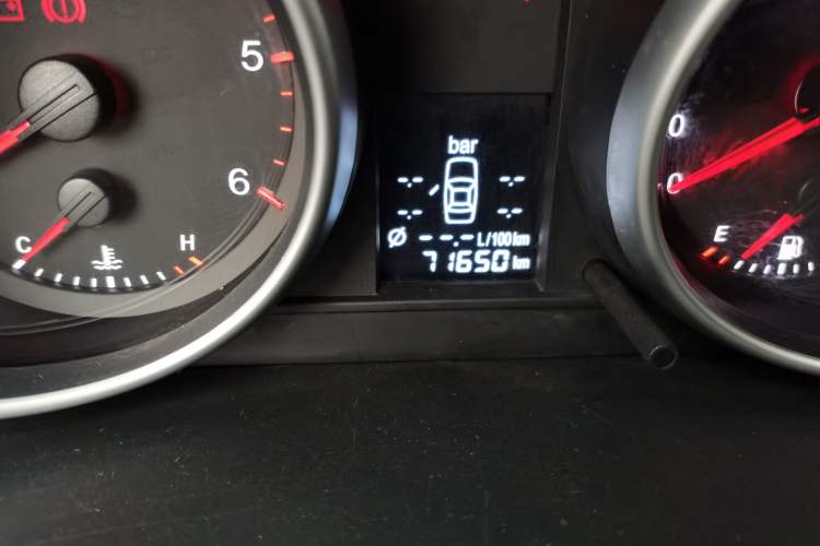 Used Haval H6 2011 Green Silence 2.0T Manual Two-Wheel Drive Elite Model Odometer Close Up