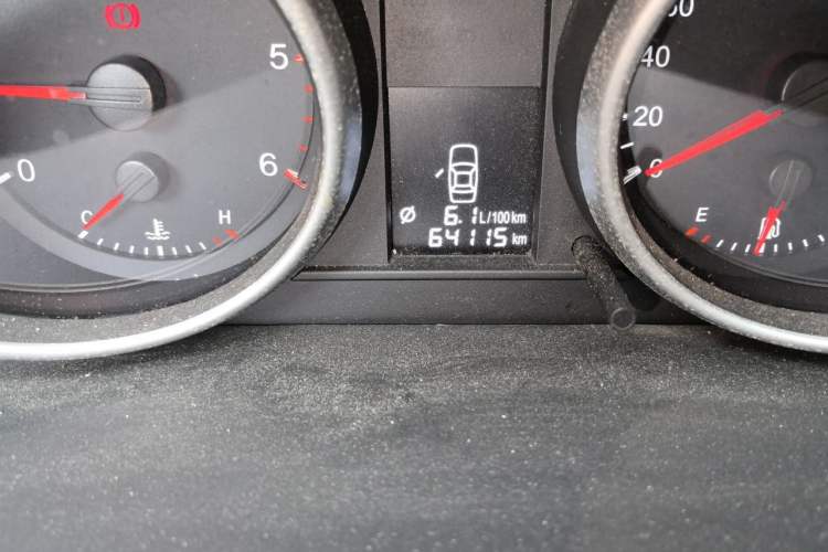 Used Haval H6 2011 Green Silence 2.0T Manual Two-Wheel Drive Urban Model Odometer Close Up