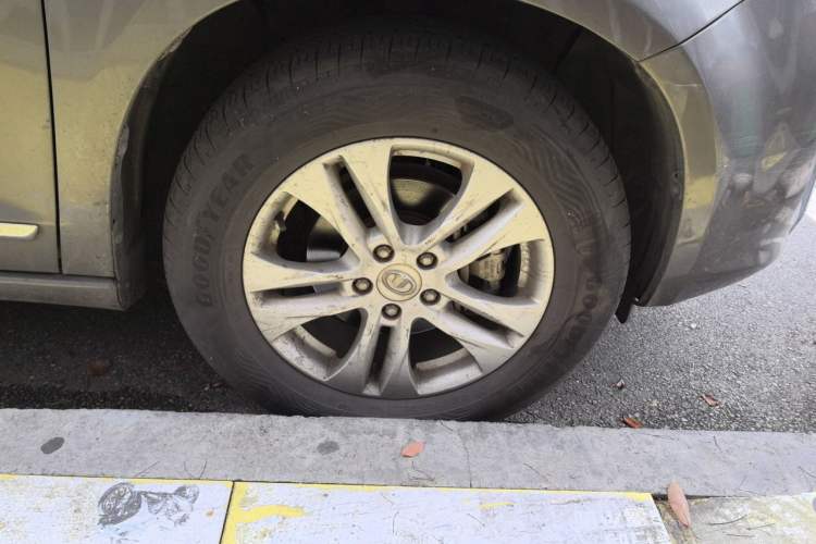 Used Haval H6 2011 Green Silence 2.0T Manual Two-Wheel Drive Urban Model Right Front Wheel Hub