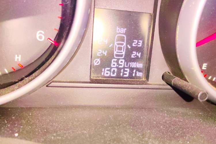 Used Haval H6 2011 Green Silence 2.0T Manual Two-Wheel Drive Elite Model Odometer Close Up