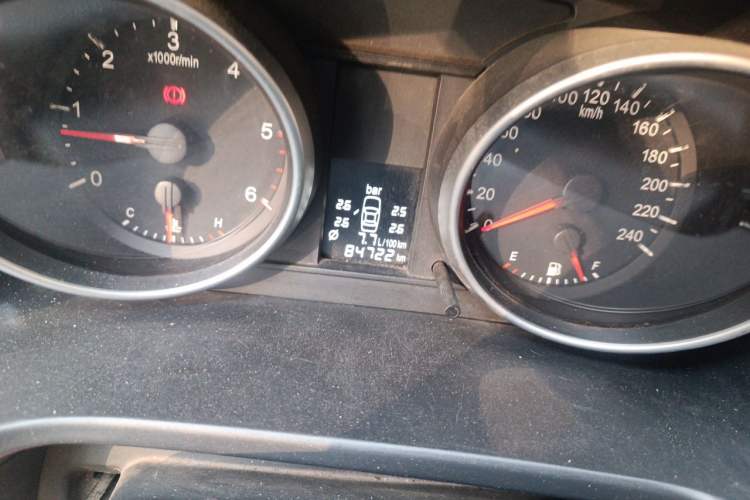 Used Haval H6 2011 Green Silence 2.0T Manual Two-Wheel Drive Elite Model Odometer Close Up