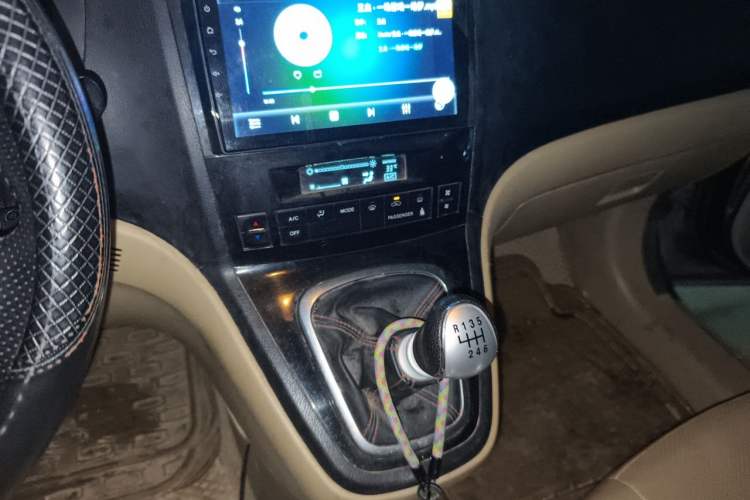 Used Haval H6 2011 Green Silence 2.0T Manual Two-Wheel Drive Elite Model Audio And AC Panel