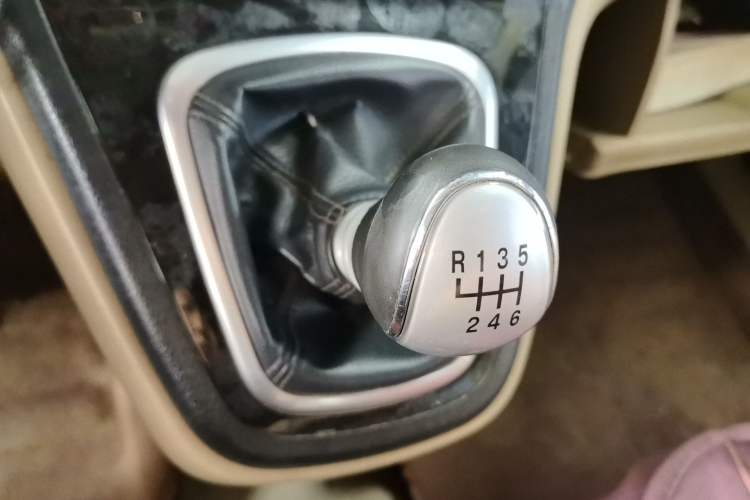 Used Haval H6 2011 Green Silence 2.0T Manual Two-Wheel Drive Elite Model Gear Lever