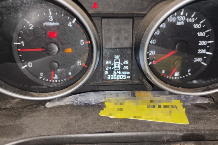 Used Haval H6 2011 Green Silence 2.0T Manual Two-Wheel Drive Elite Model Odometer Close Up