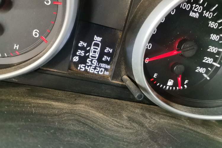 Used Haval H6 2011 Green Silence 2.0T Manual Two-Wheel Drive Elite Model Odometer Close Up