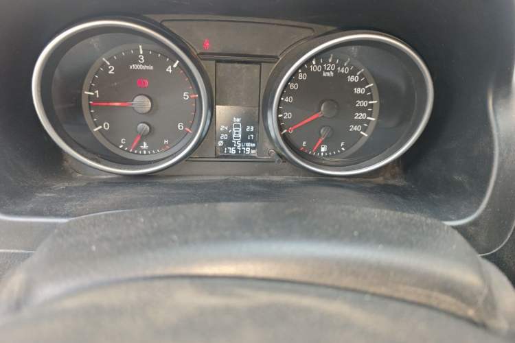Used Haval H6 2011 Green Silence 2.0T Manual Two-Wheel Drive Elite Model Odometer Close Up