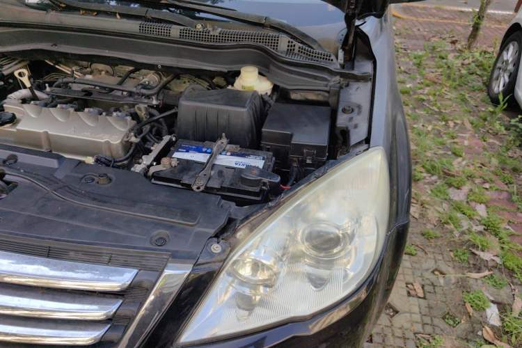 Used Haval H6 2012 2.4L Automatic Two-Wheel Drive Prestige Version Engine Bay Left