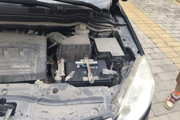 Used Haval H6 2012 2.4L Automatic Two-Wheel Drive Elite Version Engine Bay Left