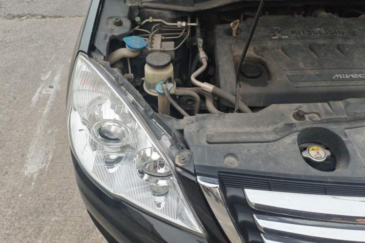 Used Haval H6 2012 2.4L Automatic Two-Wheel Drive Elite Version Engine Bay Right
