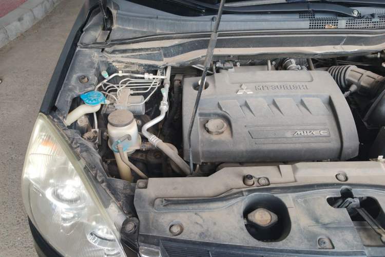 Used Haval H6 2012 2.4L Automatic Two-Wheel Drive Elite Version Engine Bay Right