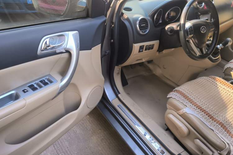 Used Haval H6 2012 1.5T Manual Two-Wheel Drive Elite Model Interior 2
