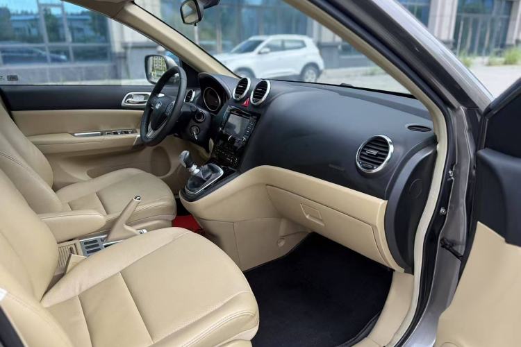 Used Haval H6 2012 1.5T Manual Two-Wheel Drive Elite Model Interior 2