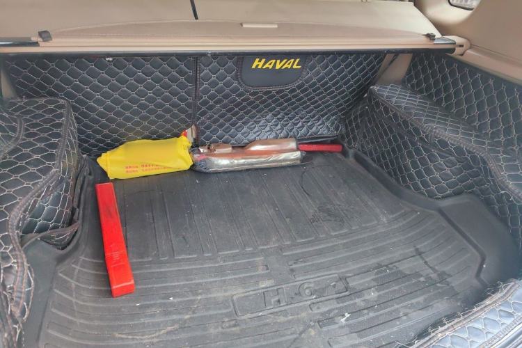 Used Haval H6 2012 2.4L Automatic Two-Wheel Drive Elite Version Trunk