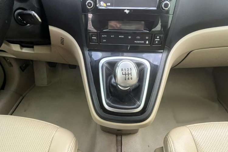 Used Haval H6 2012 1.5T Manual Two-Wheel Drive Elite Model Interior 4