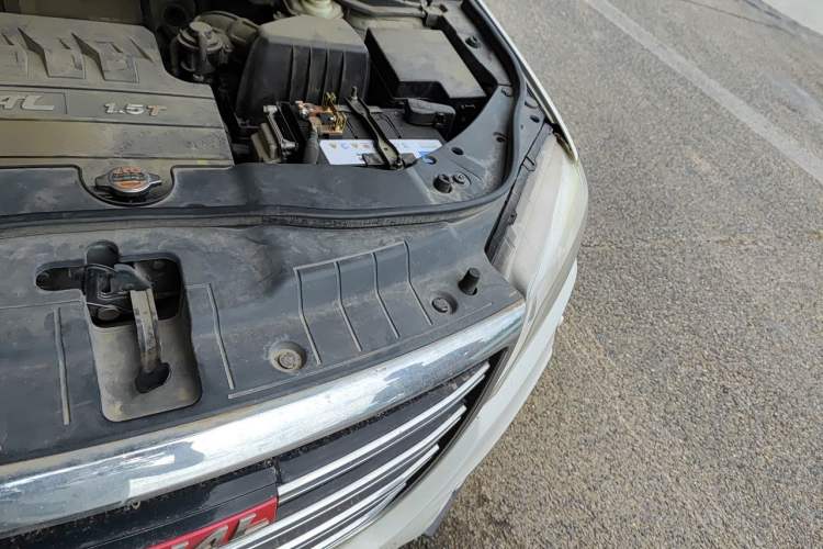Used Haval H6 2012 1.5T Manual Two-Wheel Drive Prestige Version Engine Bay Left