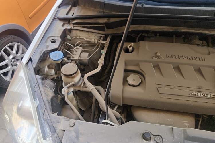 Used Haval H6 2012 2.4L Automatic Two-Wheel Drive Elite Version Engine Bay Right
