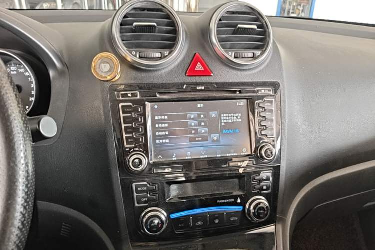 Used Haval H6 2013 Upgraded Model 1.5T Manual Two-Wheel Drive Elite Version Audio And AC Panel