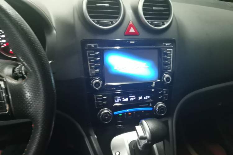 Used Haval H6 2013 Upgraded Model 2.4L Automatic Two-Wheel Drive Elite Version Audio And AC Panel