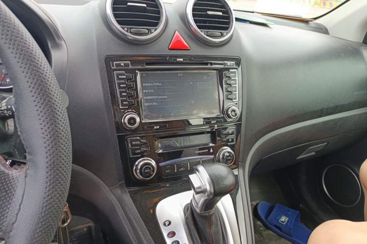 Used Haval H6 2013 Upgraded Model 2.4L Automatic Two-Wheel Drive Elite Version Audio And AC Panel