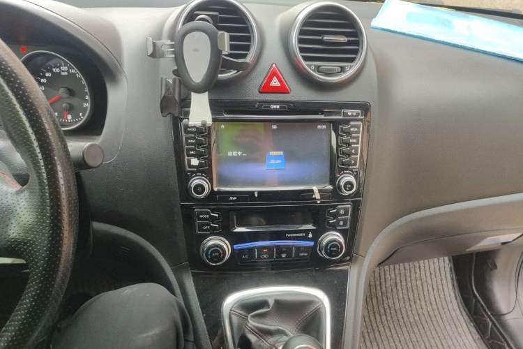 Used Haval H6 2013 Upgraded Model 1.5T Manual Two-Wheel Drive Elite Version Audio And AC Panel