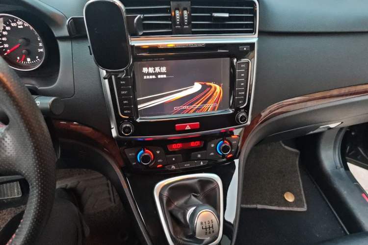 Used Haval H6 2013 Upgraded Model 1.5T Manual Two-Wheel Drive Prestige Version Audio And AC Panel