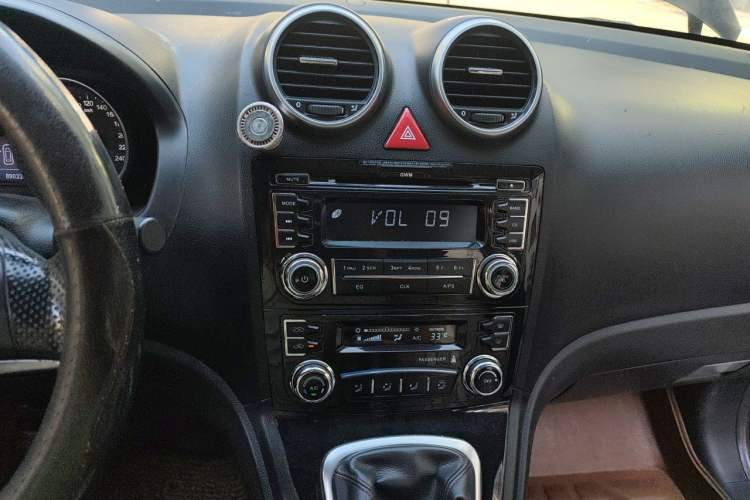 Used Haval H6 2013 Upgraded Model 1.5T Manual Two-Wheel Drive Urban Version Audio And AC Panel