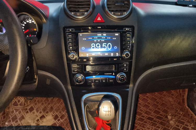 Used Haval H6 2013 Upgraded Model 1.5T Manual Two-Wheel Drive Elite Version Audio And AC Panel