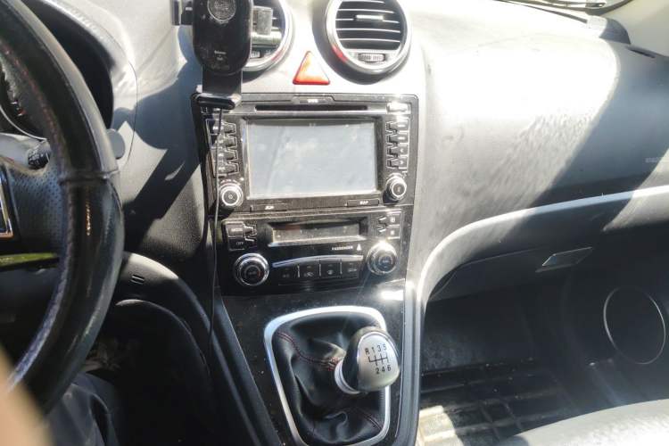 Used Haval H6 2013 Upgraded Model 1.5T Manual Two-Wheel Drive Prestige Version Audio And AC Panel