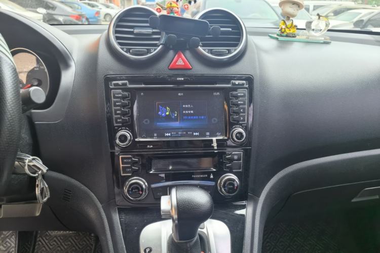 Used Haval H6 2013 Upgraded Model 2.4L Automatic Two-Wheel Drive Elite Version Center Console