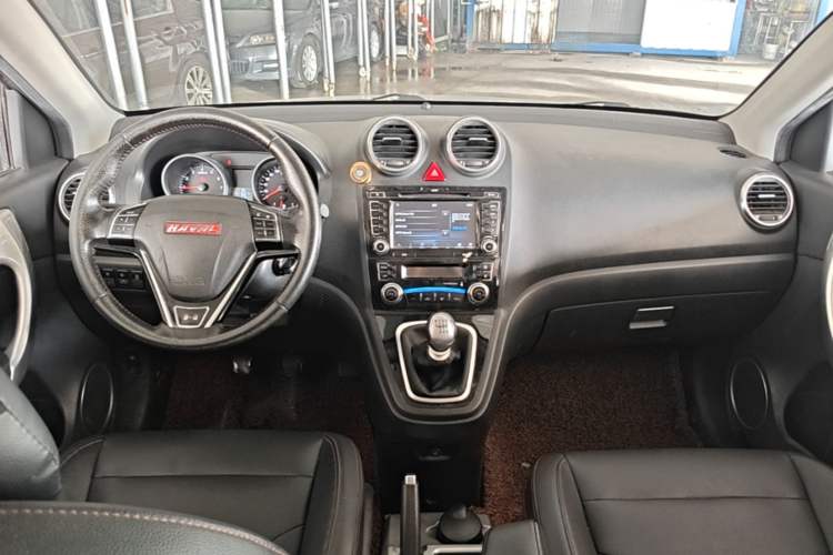 Used Haval H6 2013 Upgraded Model 1.5T Manual Two-Wheel Drive Elite Version Center Console