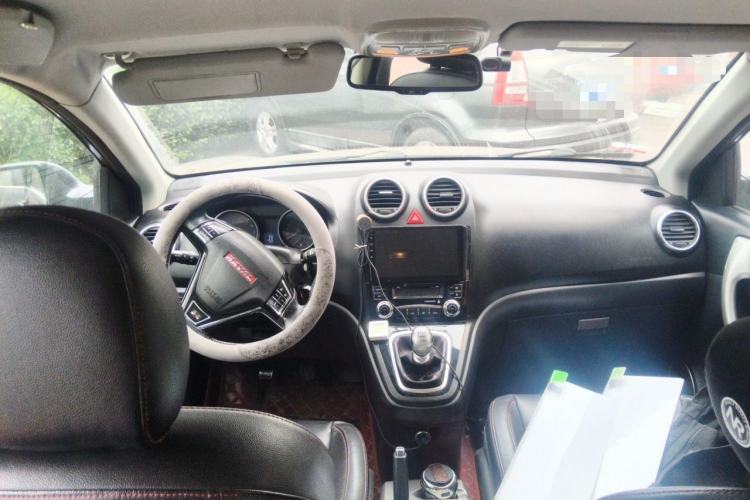 Used Haval H6 2013 Upgraded Model 1.5T Manual Two-Wheel Drive Elite Version Center Console