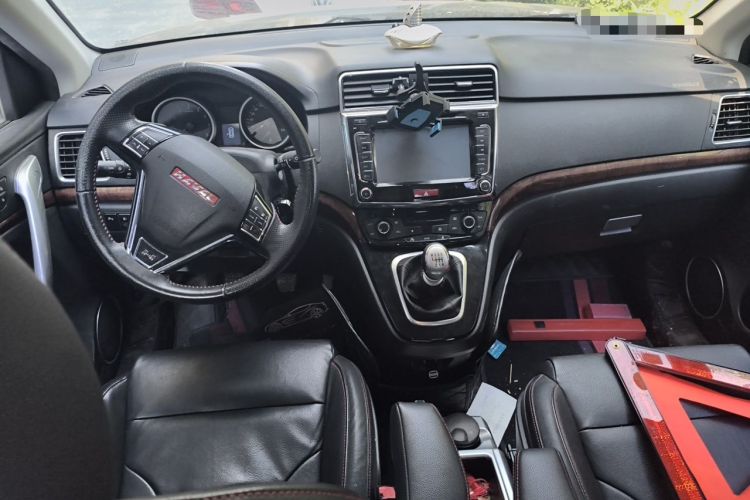 Used Haval H6 2013 Sports Edition 1.5T Manual Two-Wheel Drive Elite Model Center Console