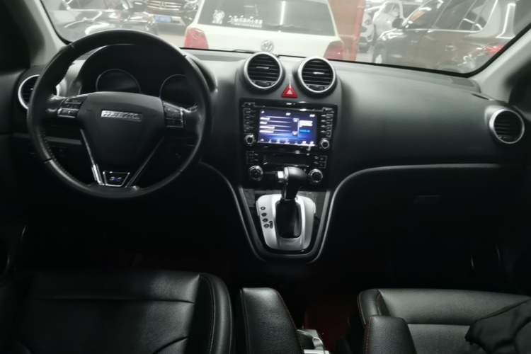 Used Haval H6 2013 Upgraded Model 2.4L Automatic Two-Wheel Drive Elite Version Center Console