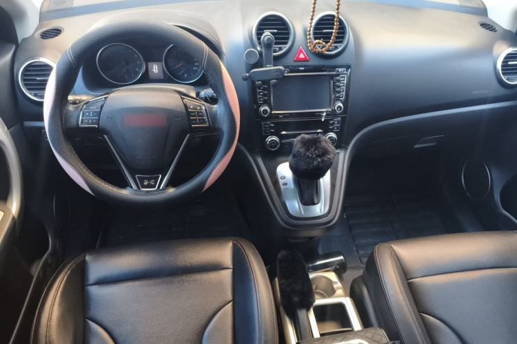 Used Haval H6 2013 Upgraded Model 2.4L Automatic Two-Wheel Drive Elite Version Center Console