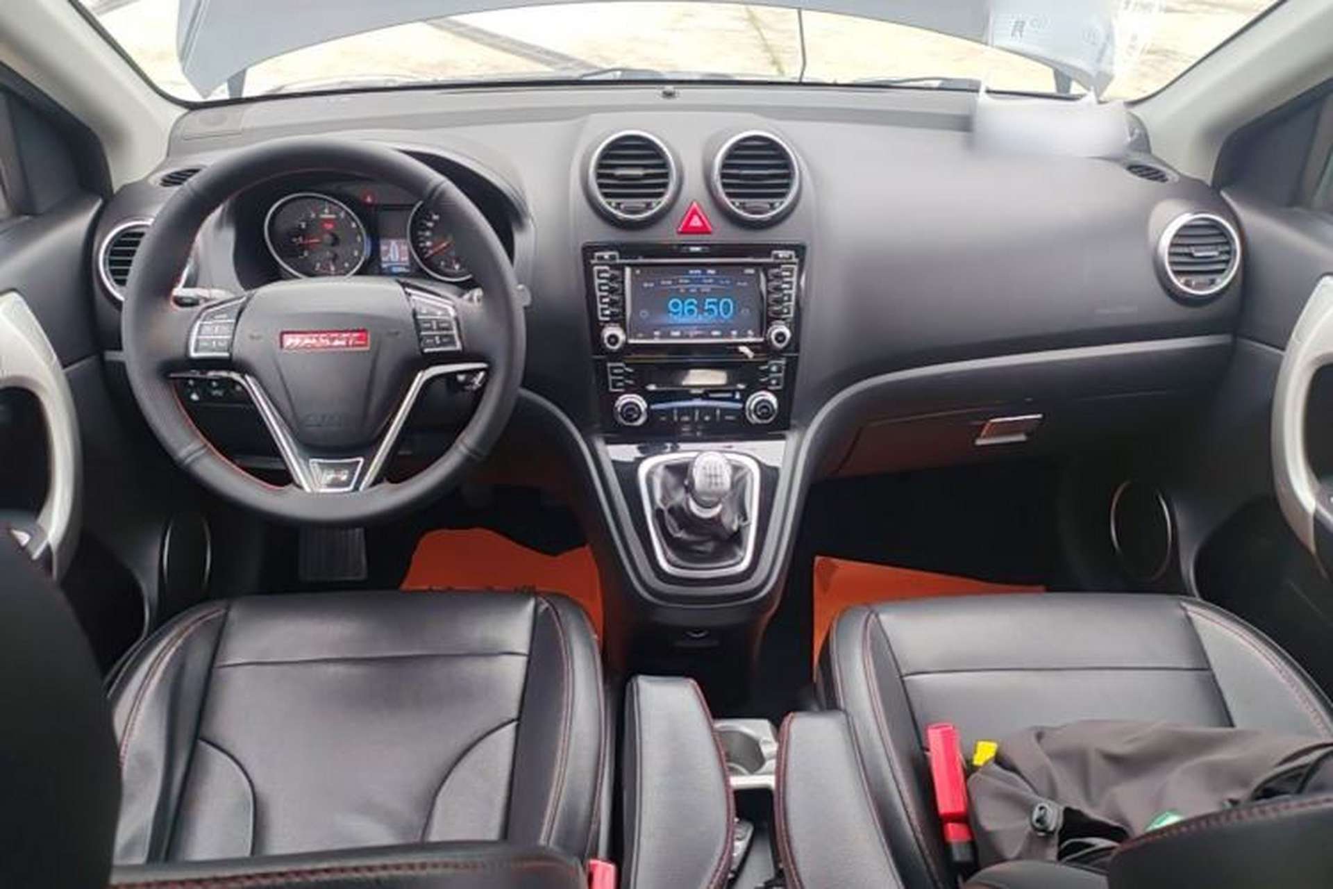 Used Haval H6 2013 Upgraded Model 1.5T Manual Two-Wheel Drive Elite Version Center Console