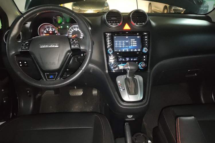 Used Haval H6 2013 Upgraded Model 2.4L Automatic Two-Wheel Drive Elite Version Center Console
