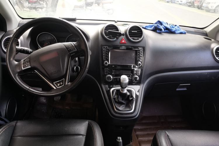 Used Haval H6 2013 Upgraded Model 1.5T Manual Two-Wheel Drive Elite Version Center Console