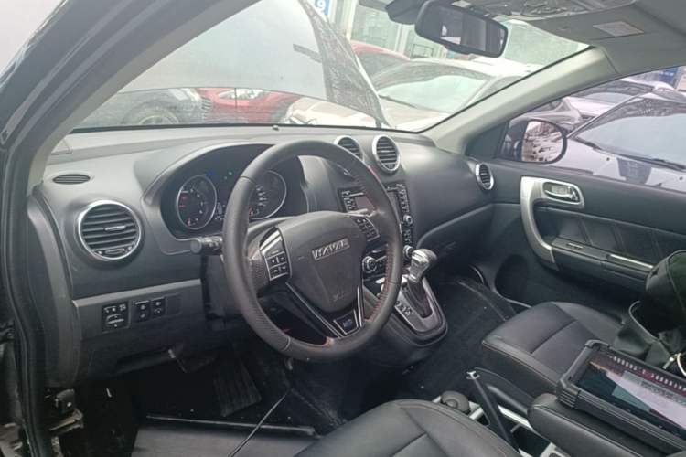 Used Haval H6 2013 Upgraded Model 2.4L Automatic Two-Wheel Drive Elite Version Center Console