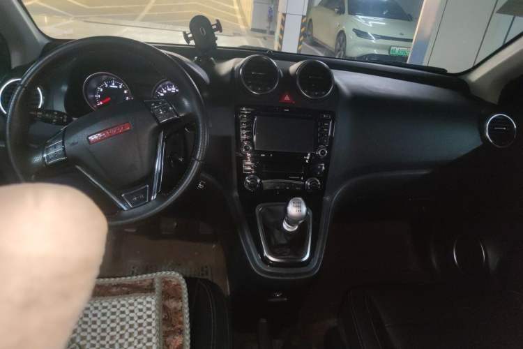 Used Haval H6 2013 Upgraded Model 1.5T Manual Two-Wheel Drive Elite Version Center Console