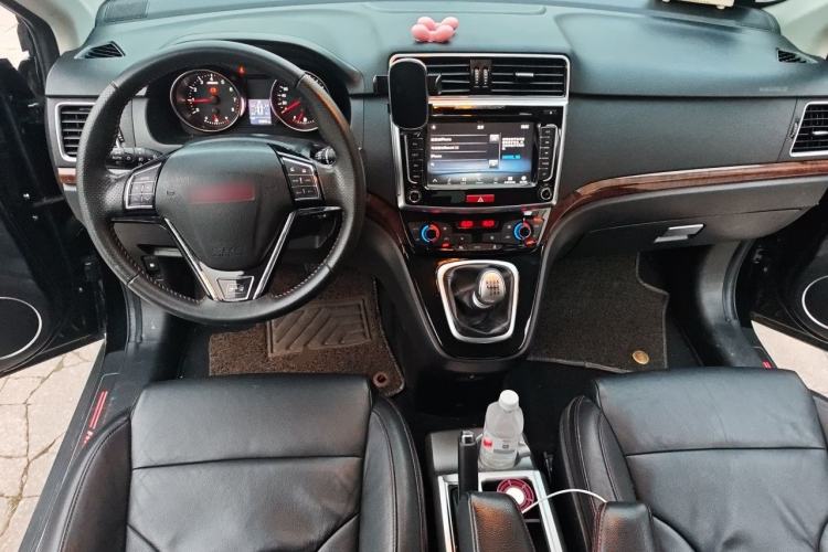 Used Haval H6 2013 Upgraded Model 1.5T Manual Two-Wheel Drive Prestige Version Center Console