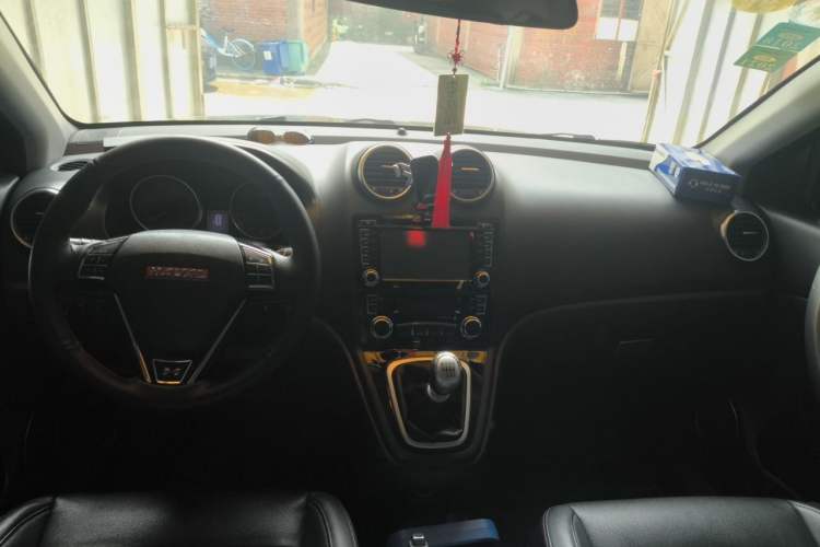 Used Haval H6 2013 Upgraded Model 1.5T Manual Two-Wheel Drive Elite Version Center Console