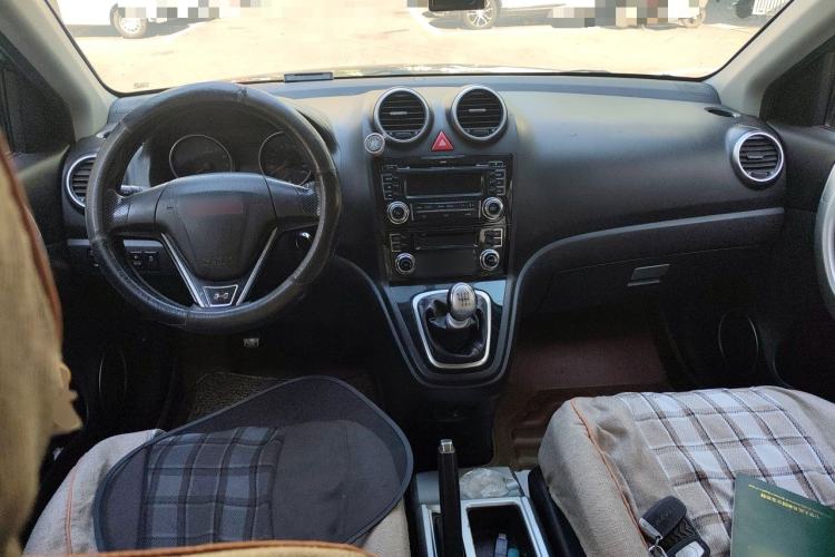 Used Haval H6 2013 Upgraded Model 1.5T Manual Two-Wheel Drive Urban Version Center Console