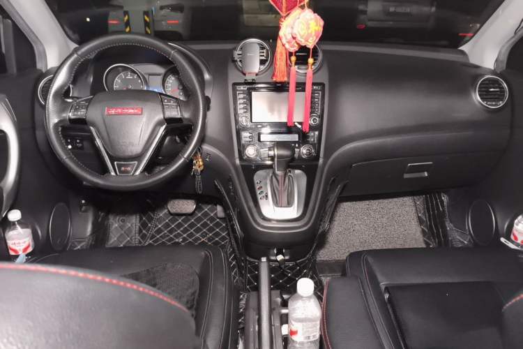 Used Haval H6 2013 Upgraded Model 2.4L Automatic Two-Wheel Drive Elite Version Center Console