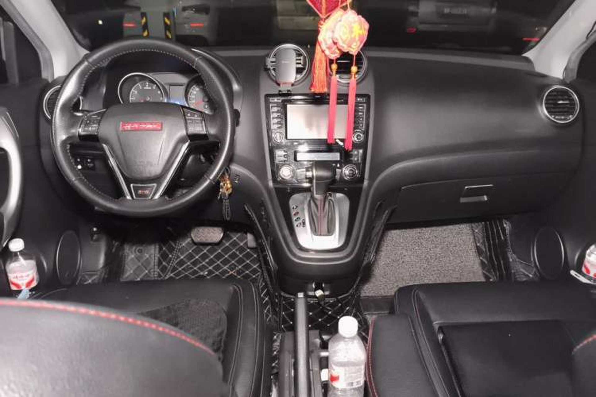 Used Haval H6 2013 Upgraded Model 2.4L Automatic Two-Wheel Drive Elite Version Center Console