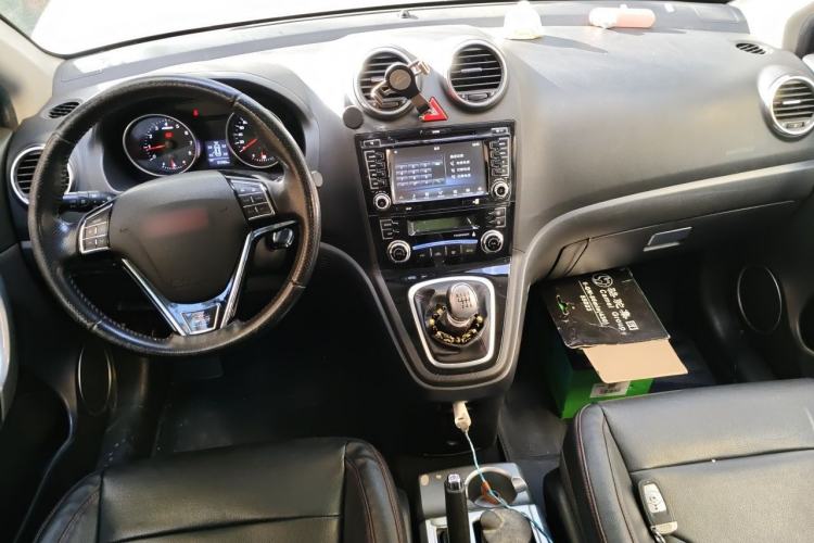 Used Haval H6 2013 Upgraded Model 1.5T Manual Two-Wheel Drive Elite Version Center Console