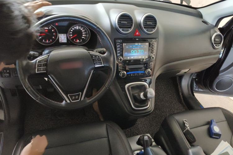 Used Haval H6 2013 Upgraded Model 1.5T Manual Two-Wheel Drive Elite Version Center Console