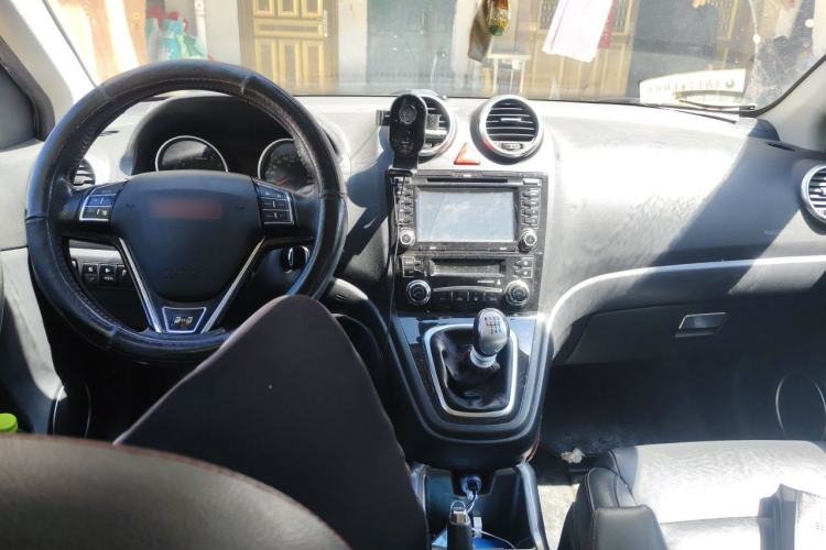 Used Haval H6 2013 Upgraded Model 1.5T Manual Two-Wheel Drive Prestige Version Center Console